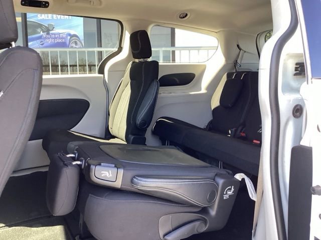 Used 2023 Chrysler Voyager LX image 33