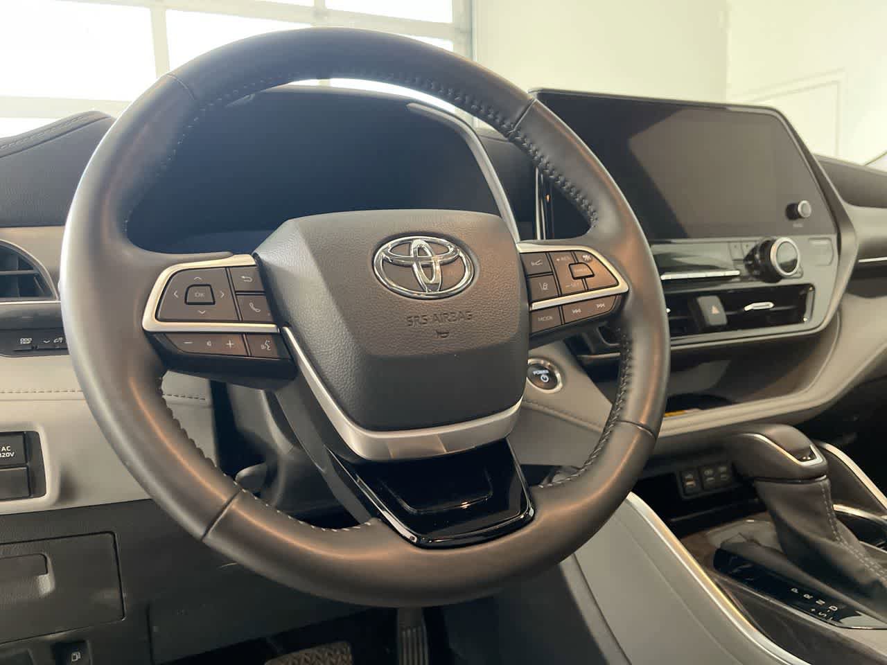Used 2024 Toyota Highlander Limited AWD/4WD image 14