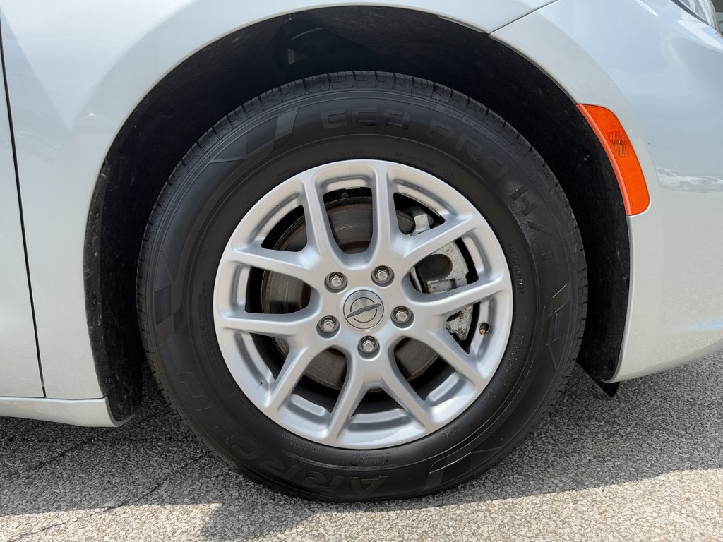 Used 2023 Chrysler Pacifica Touring-L FWD image 51