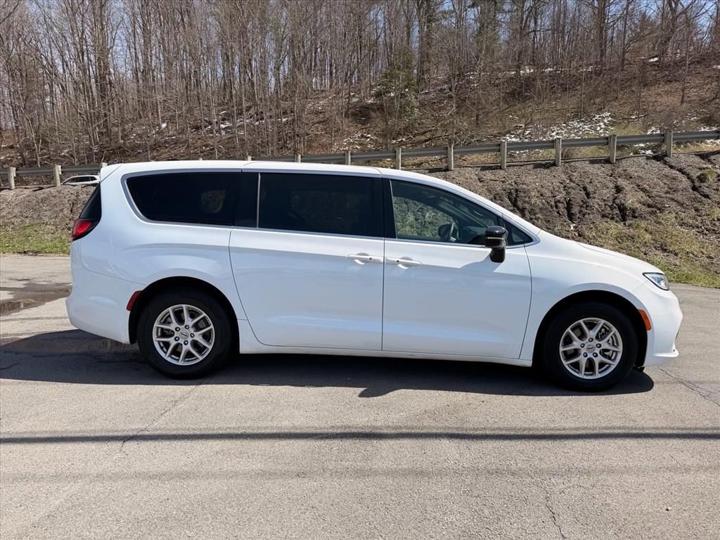 Used 2025 Chrysler Pacifica Select image 16