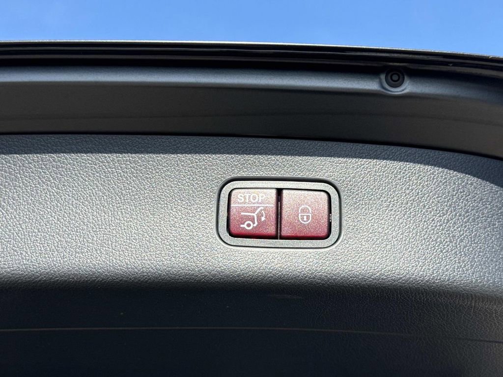 Used 2025 Mercedes-Benz GLC 300 4MATIC image 12