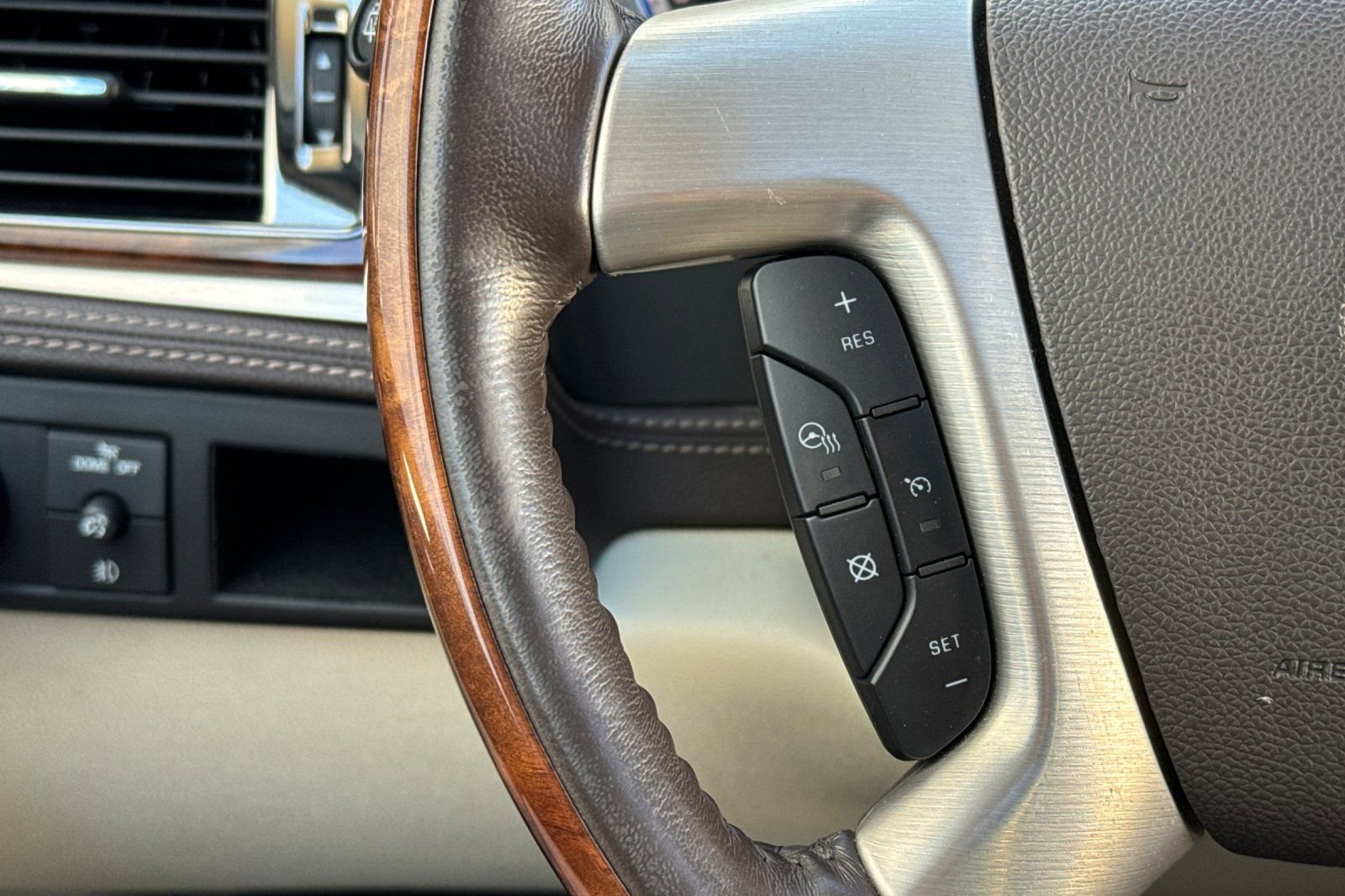 Used 2011 Cadillac Escalade ESV Platinum image 30