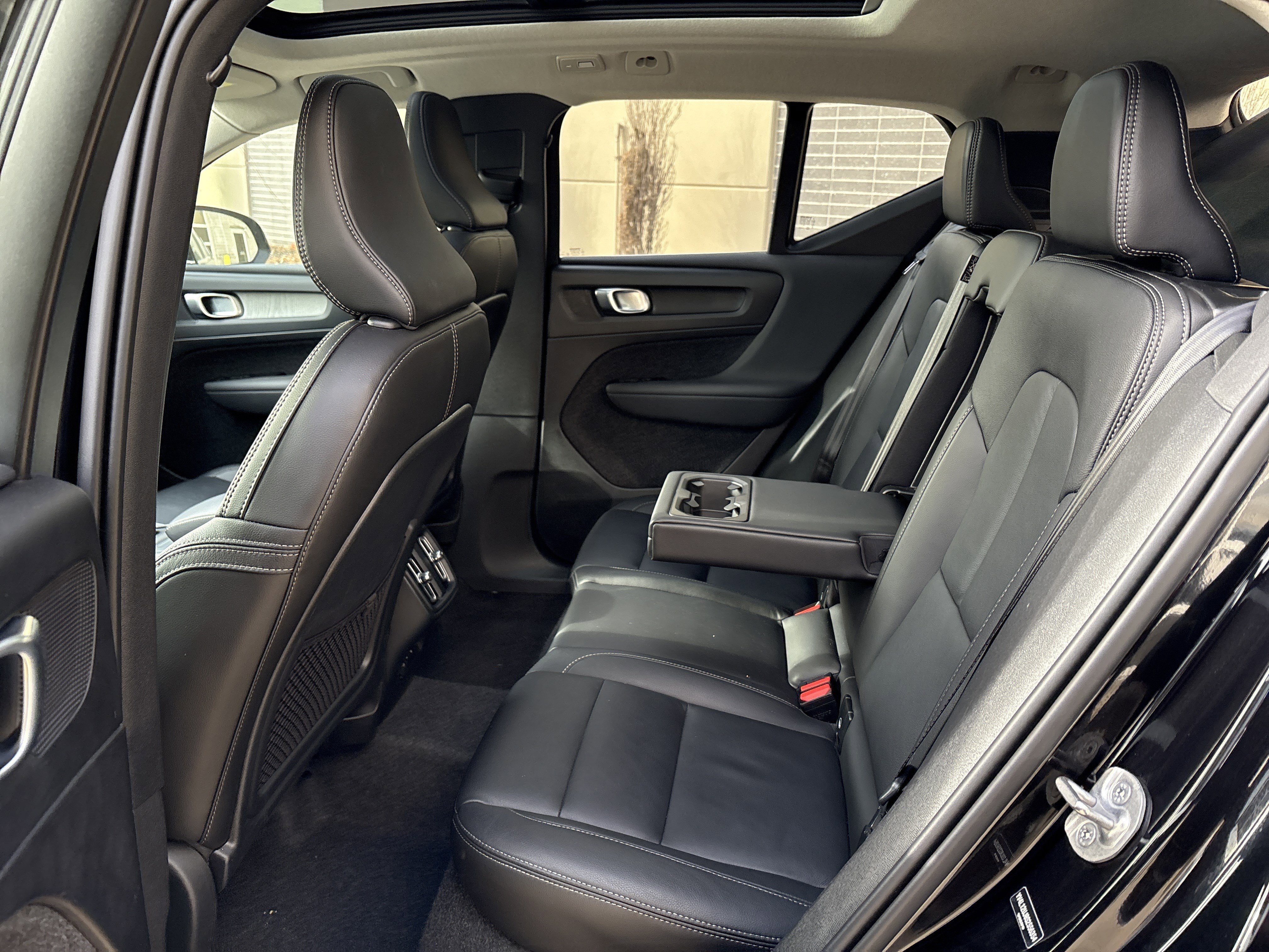 Used 2025 Volvo XC40 B5 Core image 31