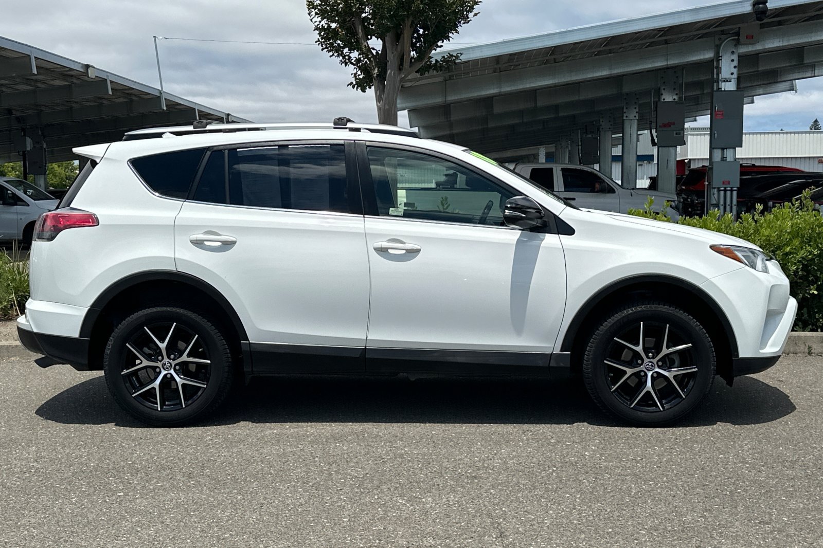 Used 2018 Toyota RAV4 SE w/ Power Extra Value Package AWD/4WD image 3