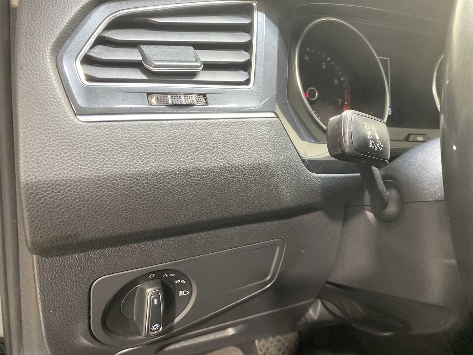 Used 2018 Volkswagen Tiguan SE w/ 3rd Row Seat Package image 24