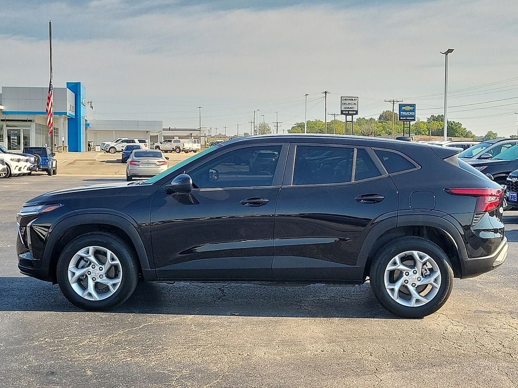 Used 2026 Chevrolet Trax LS w/ LS Convenience Package FWD image 3