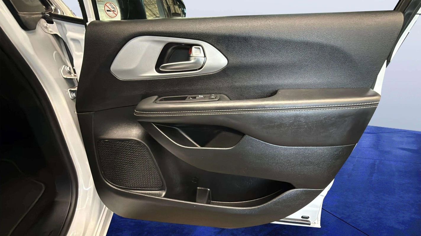 Used 2024 Chrysler Pacifica Touring image 14