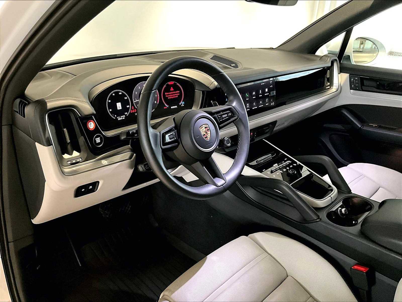 Used 2025 Porsche Cayenne image 7