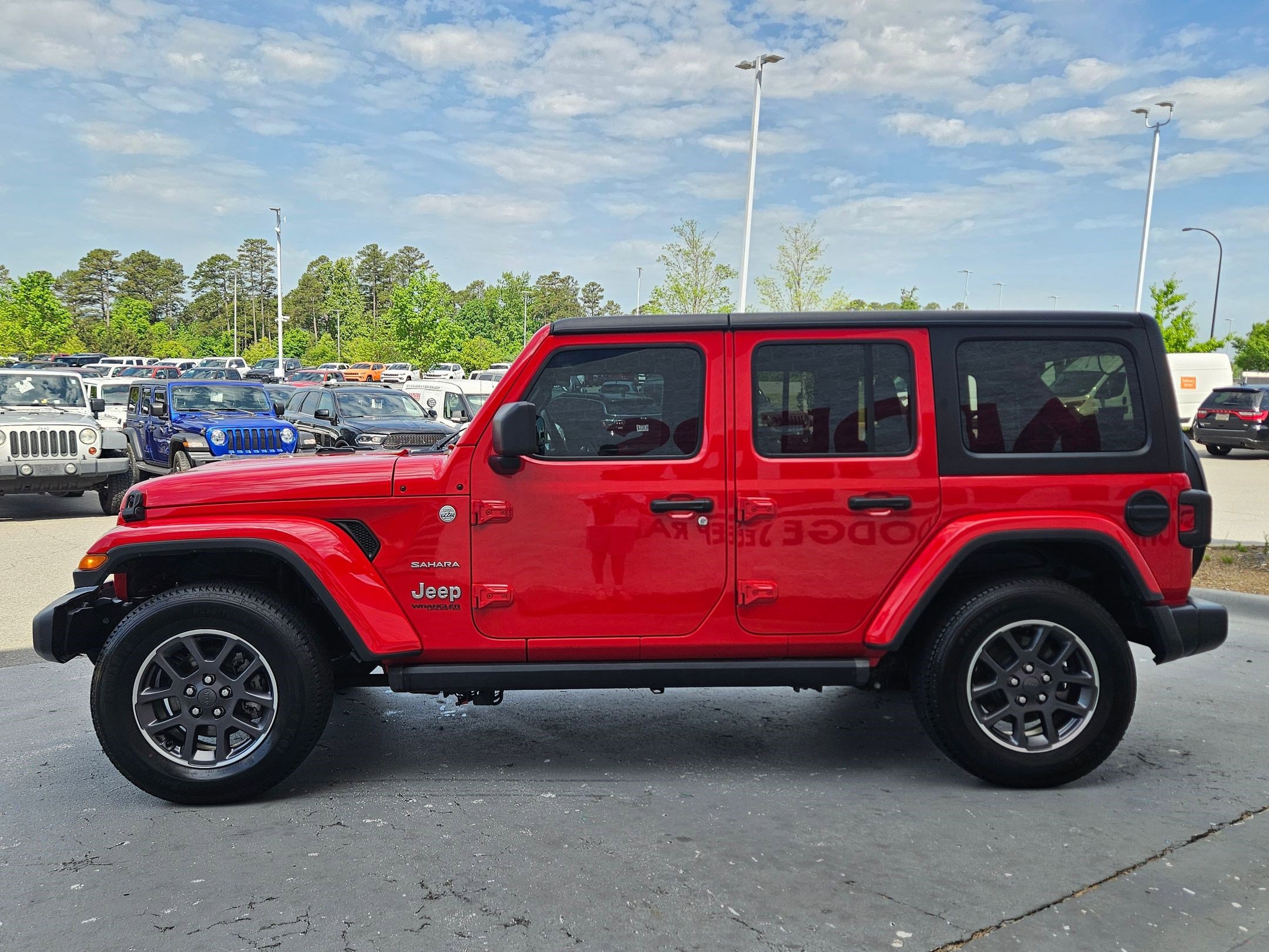 Used 2020 Jeep Wrangler Unlimited Sahara AWD/4WD image 4