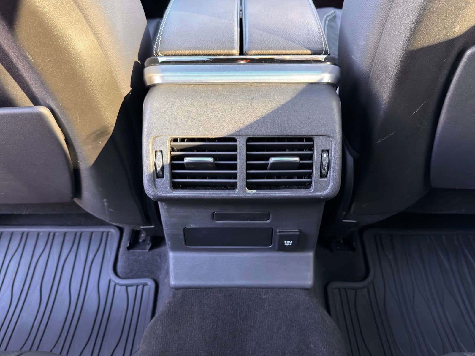 Used 2019 Land Rover Range Rover Velar R-Dynamic SE image 16