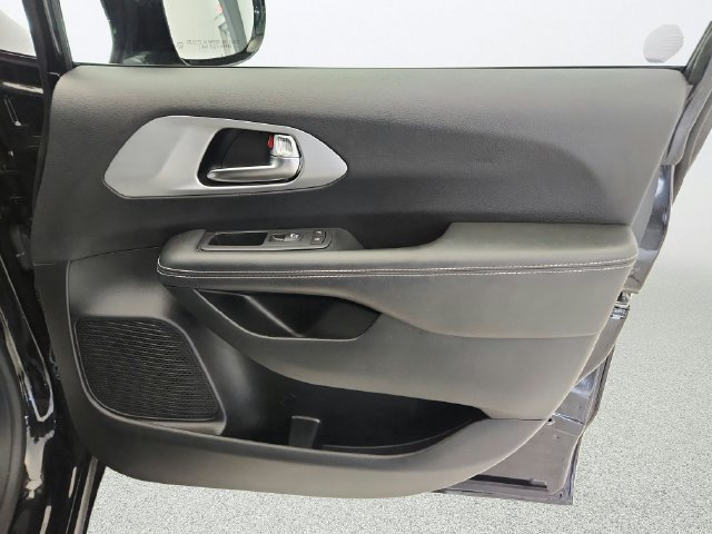 Used 2025 Chrysler Pacifica Limited FWD image 31