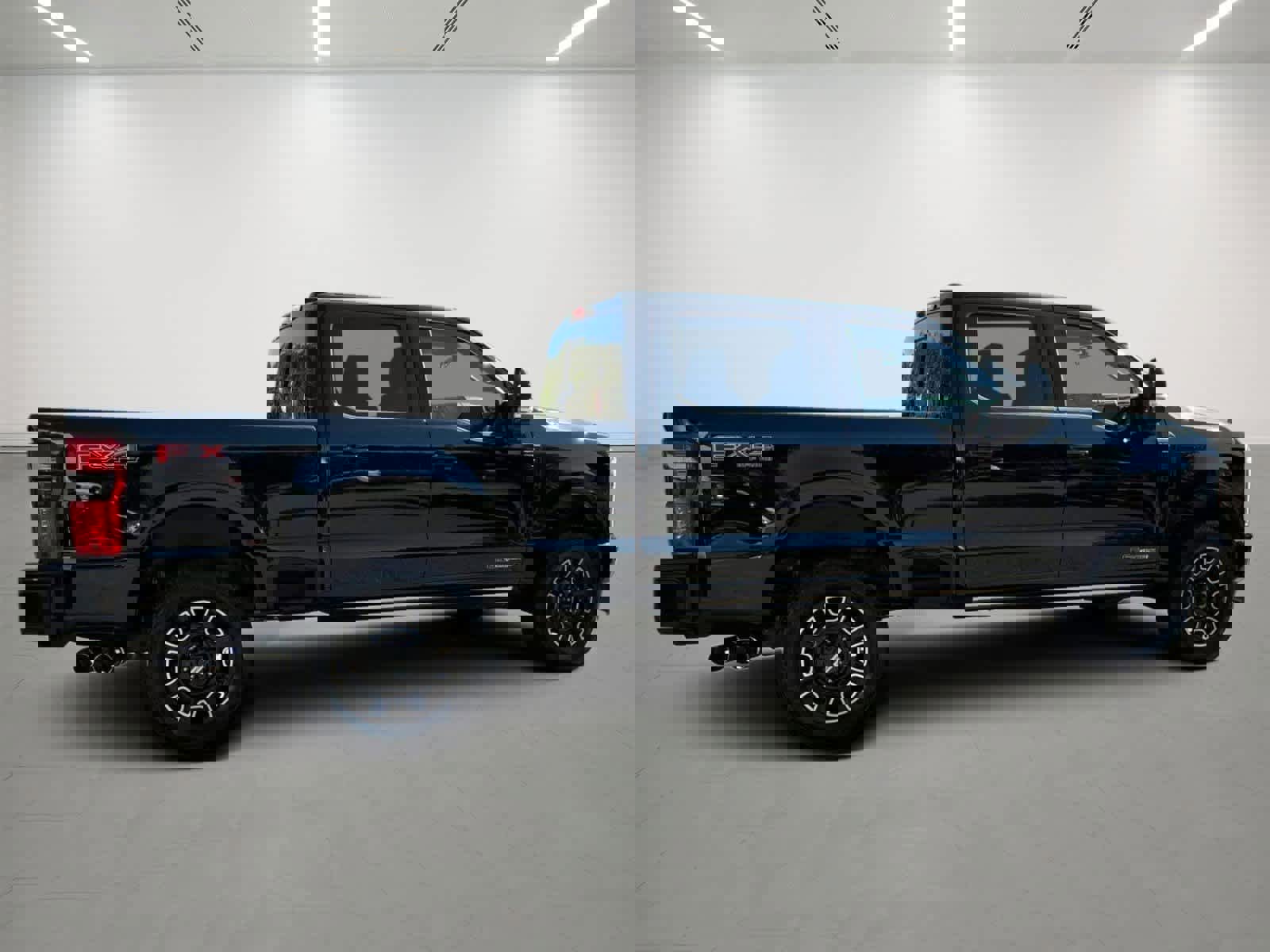 Used 2025 Ford F250 Platinum w/ FX4 Off-Road Package image 4