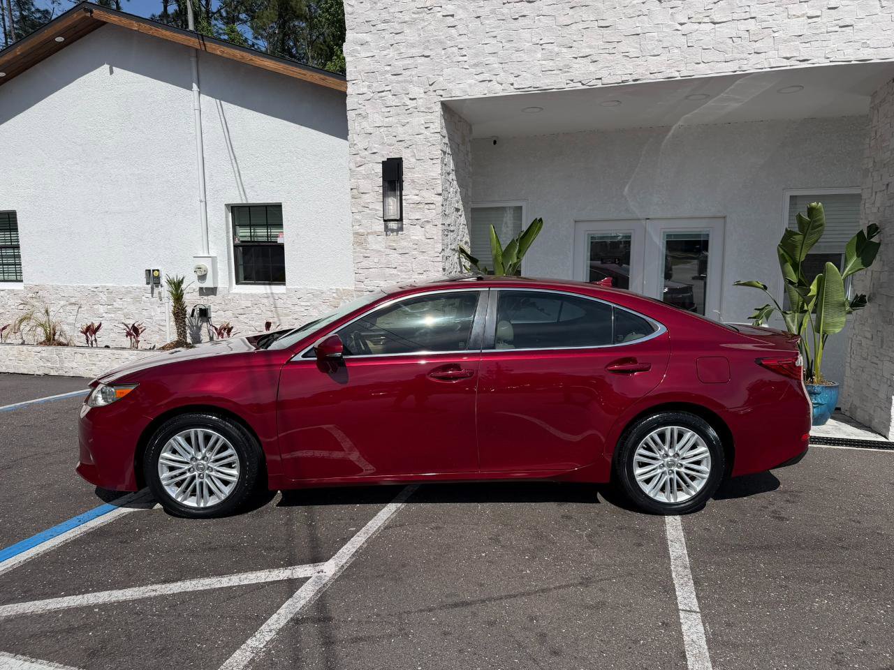 Used 2014 Lexus ES 350 w/ Luxury Package FWD image 2