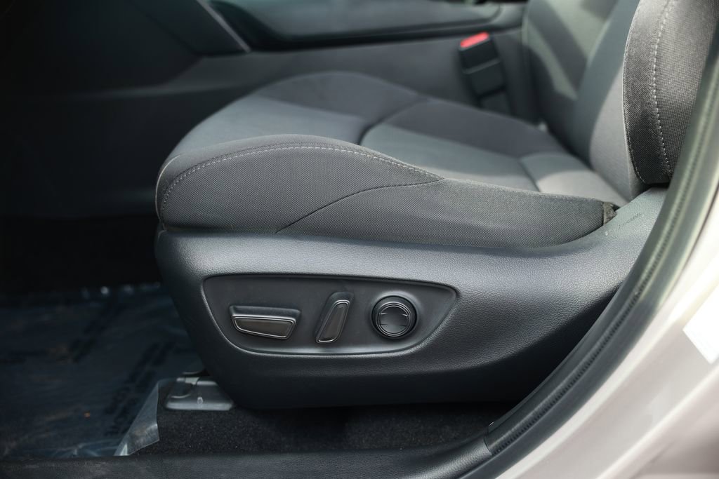 Used 2021 Toyota Venza LE w/ Carpet Mat Package (TMS) image 18