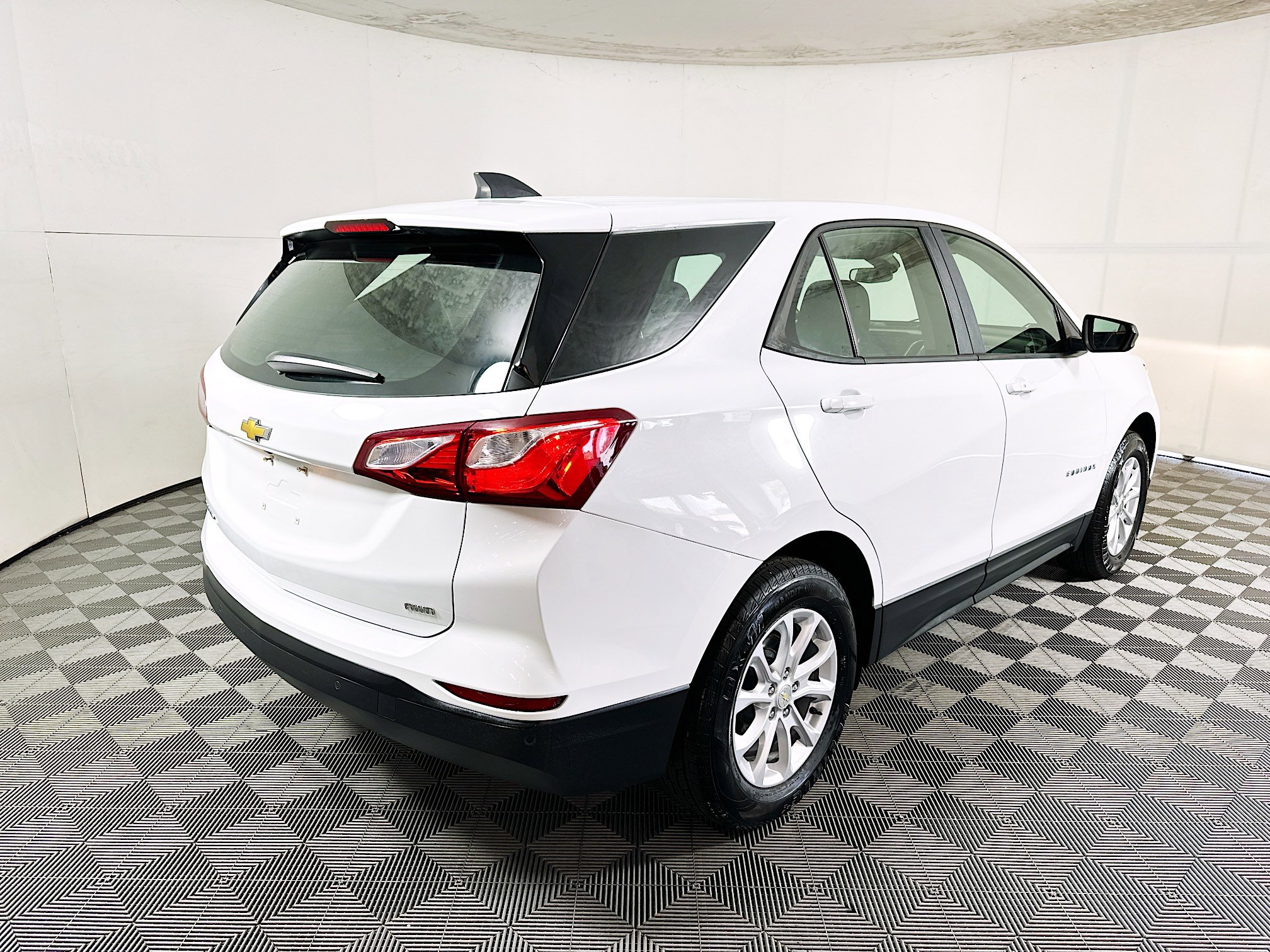 Used 2020 Chevrolet Equinox LS image 3