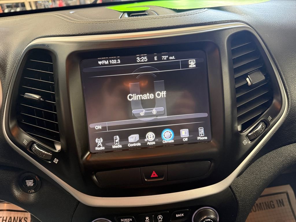 Used 2018 Jeep Cherokee Latitude Plus w/ Cold Weather Group AWD/4WD image 22