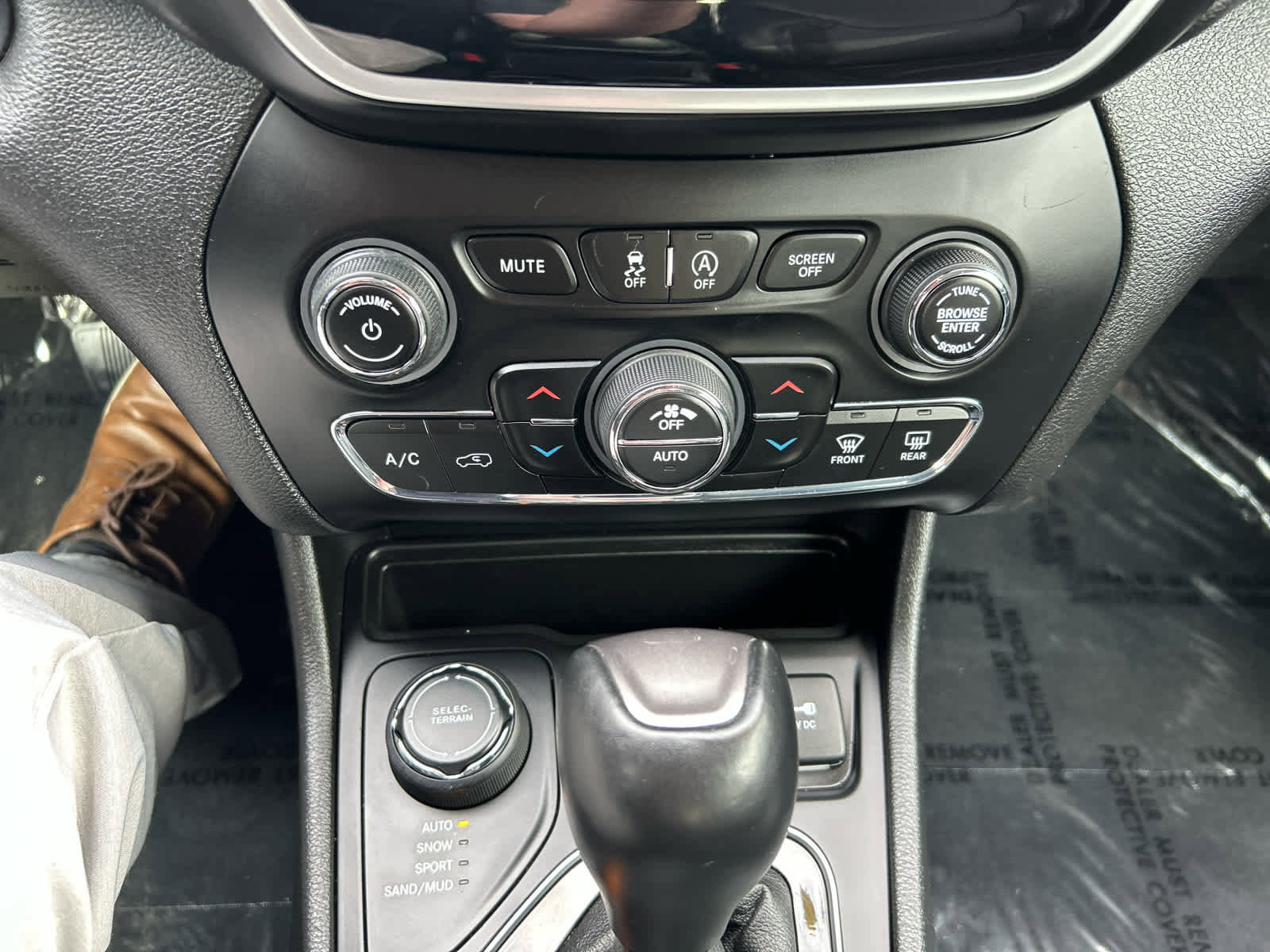 Used 2019 Jeep Cherokee Limited AWD/4WD image 19