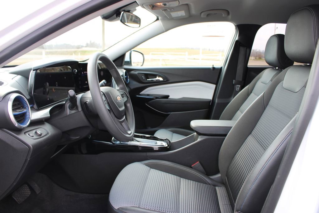 Used 2025 Chevrolet Trax LT image 18