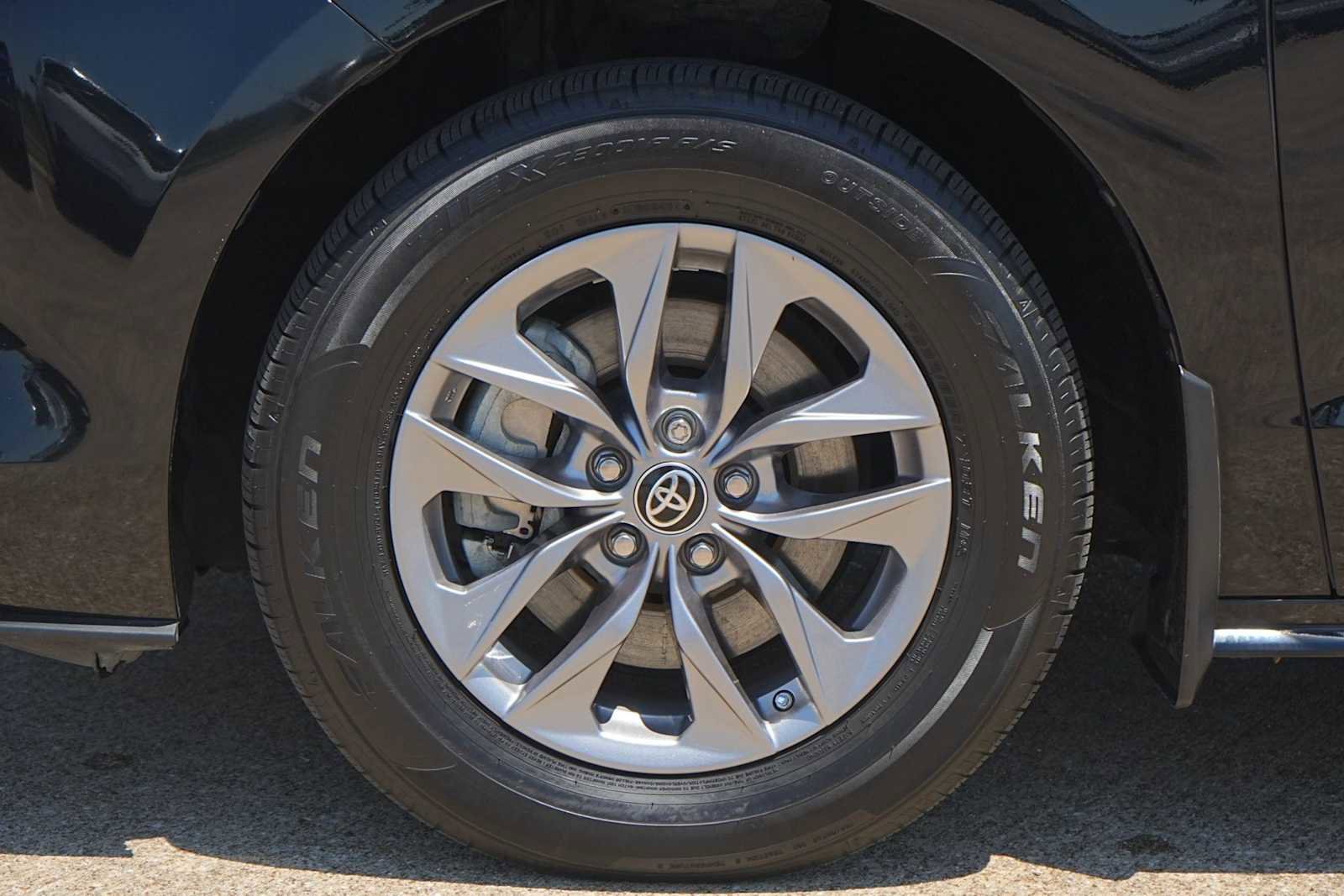 Used 2023 Toyota Sienna XLE FWD image 7