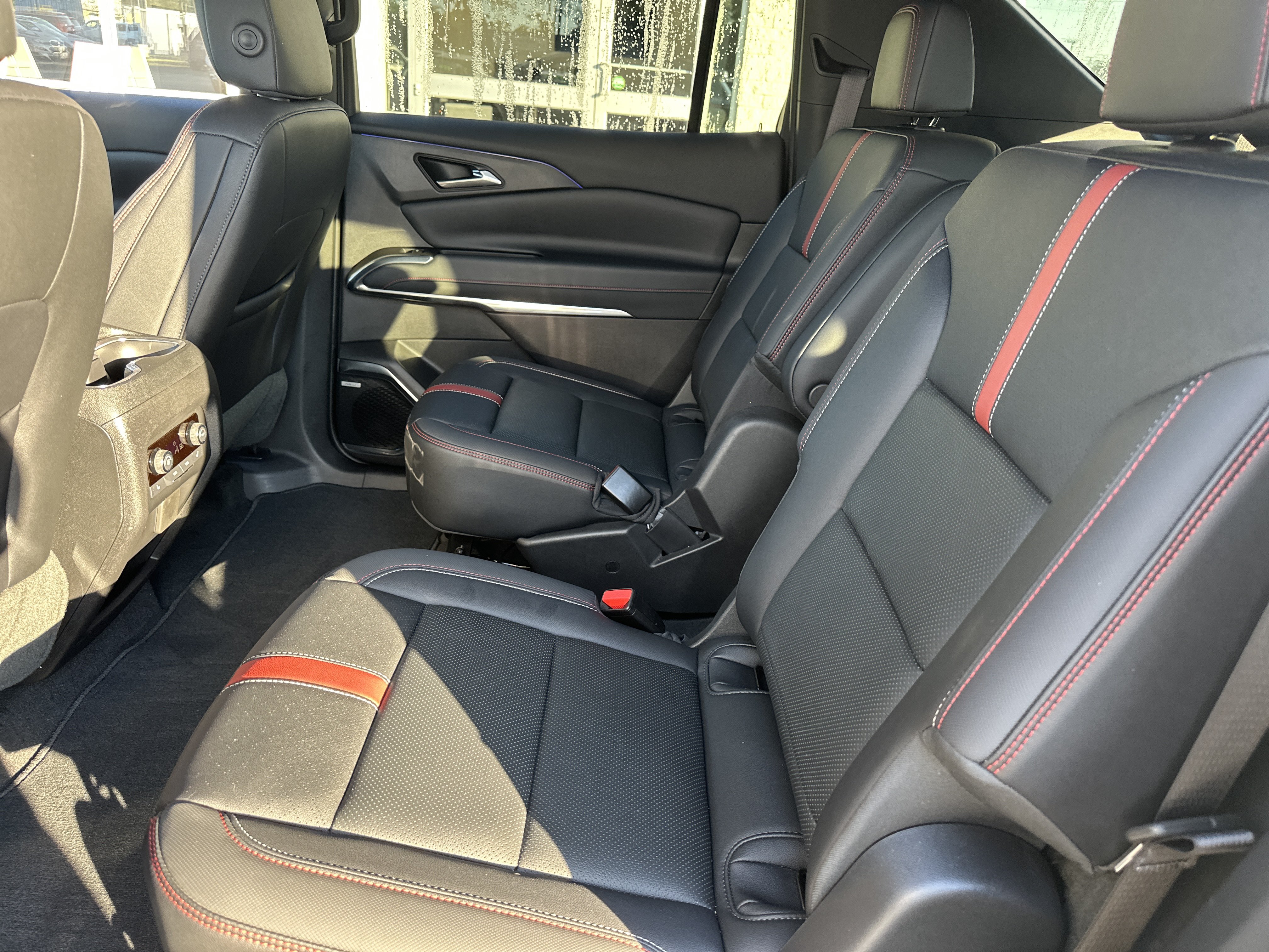 Used 2025 Chevrolet Traverse RS FWD image 12