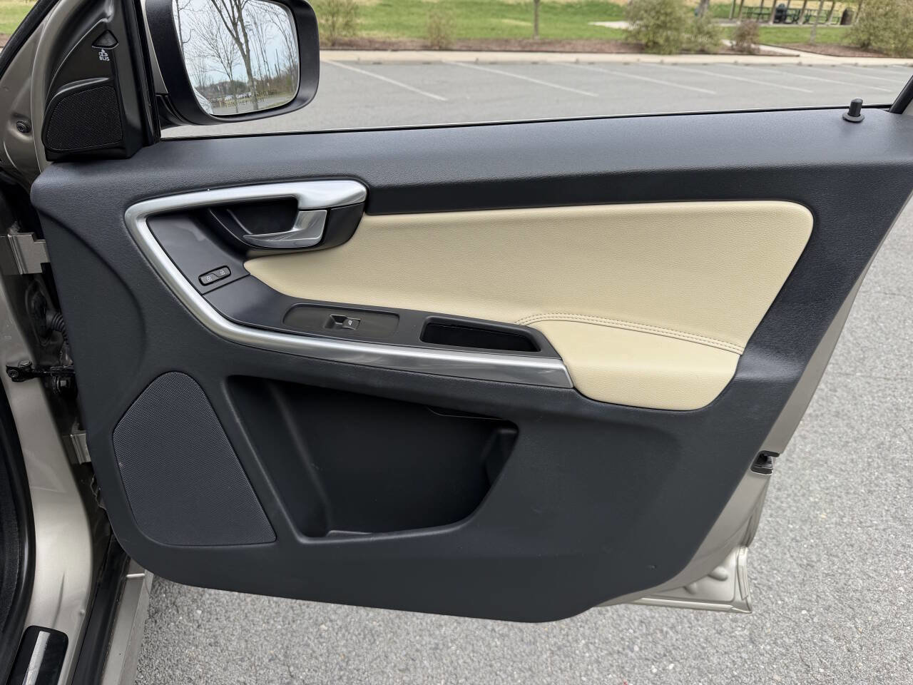 Used 2016 Volvo XC60 T5 Premier w/ Proximity Package image 25