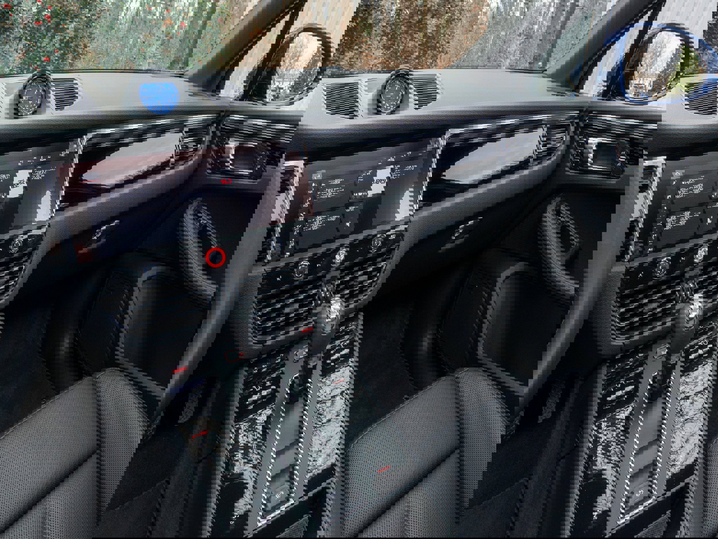 Certified 2025 Porsche Macan image 24