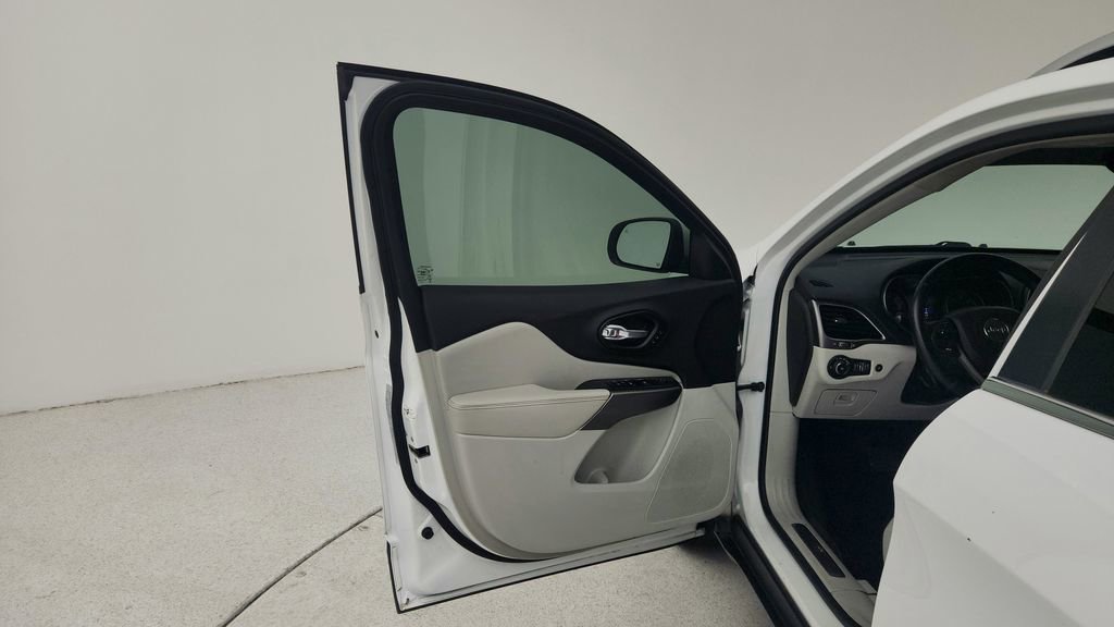 Used 2019 Jeep Cherokee Limited w/ Luxury Group FWD image 20