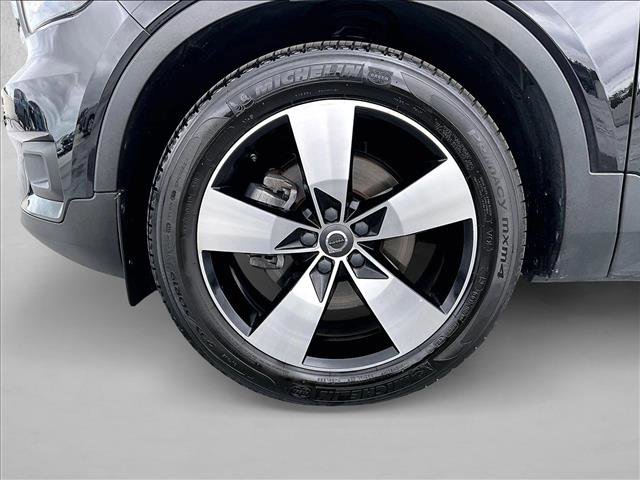 Used 2021 Volvo XC40 T4 Momentum w/ Premium Package image 10