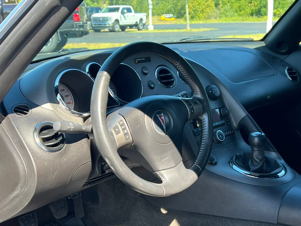 Used 2006 Pontiac Solstice Convertible w/ Premium Package RWD image 2