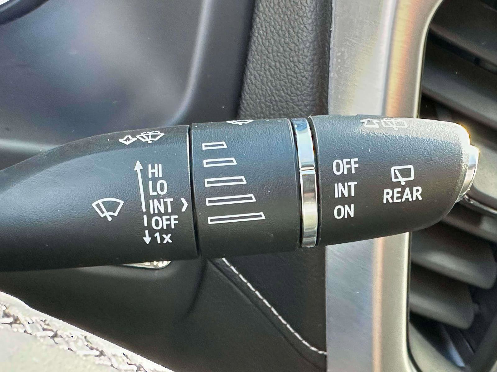 Used 2023 GMC Acadia SLT w/ Elevation Edition image 21