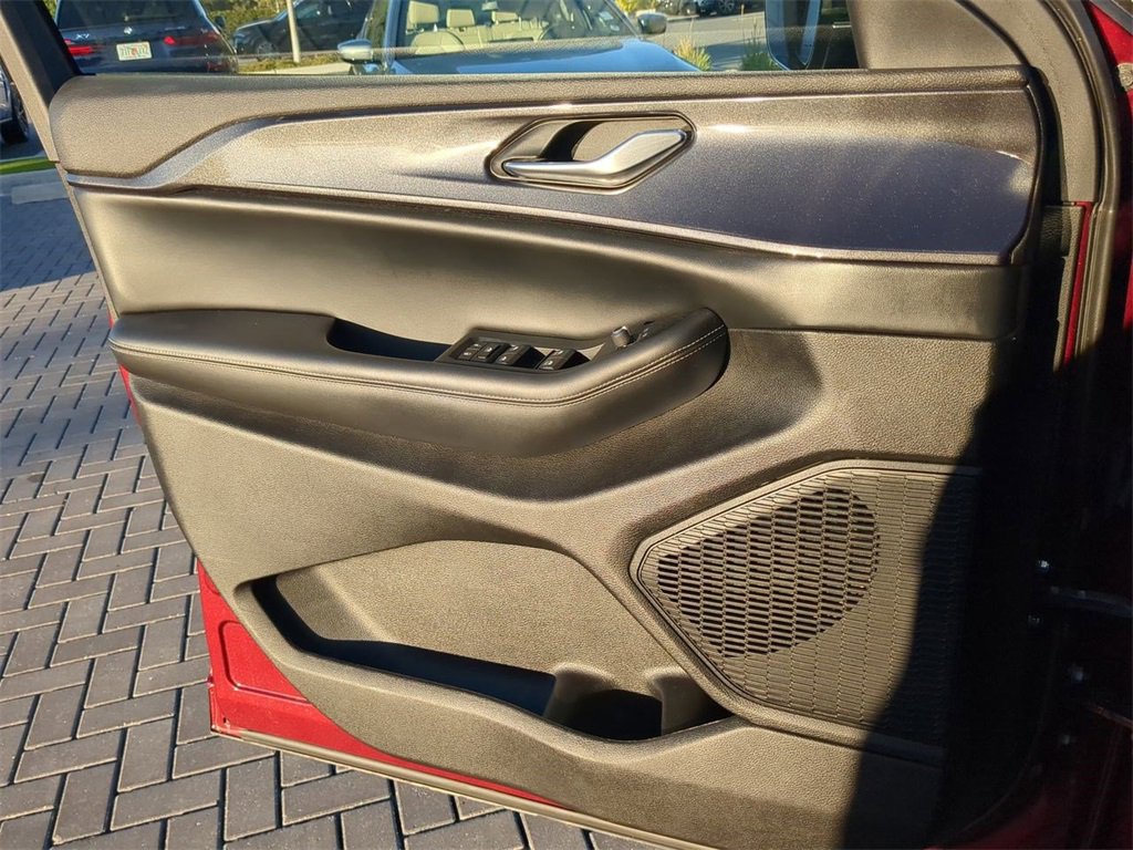 Used 2023 Jeep Grand Cherokee Altitude image 30