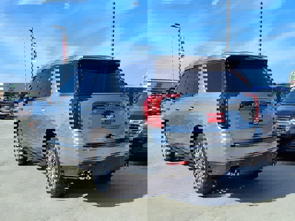 Used 2024 GMC Yukon Denali Ultimate image 3