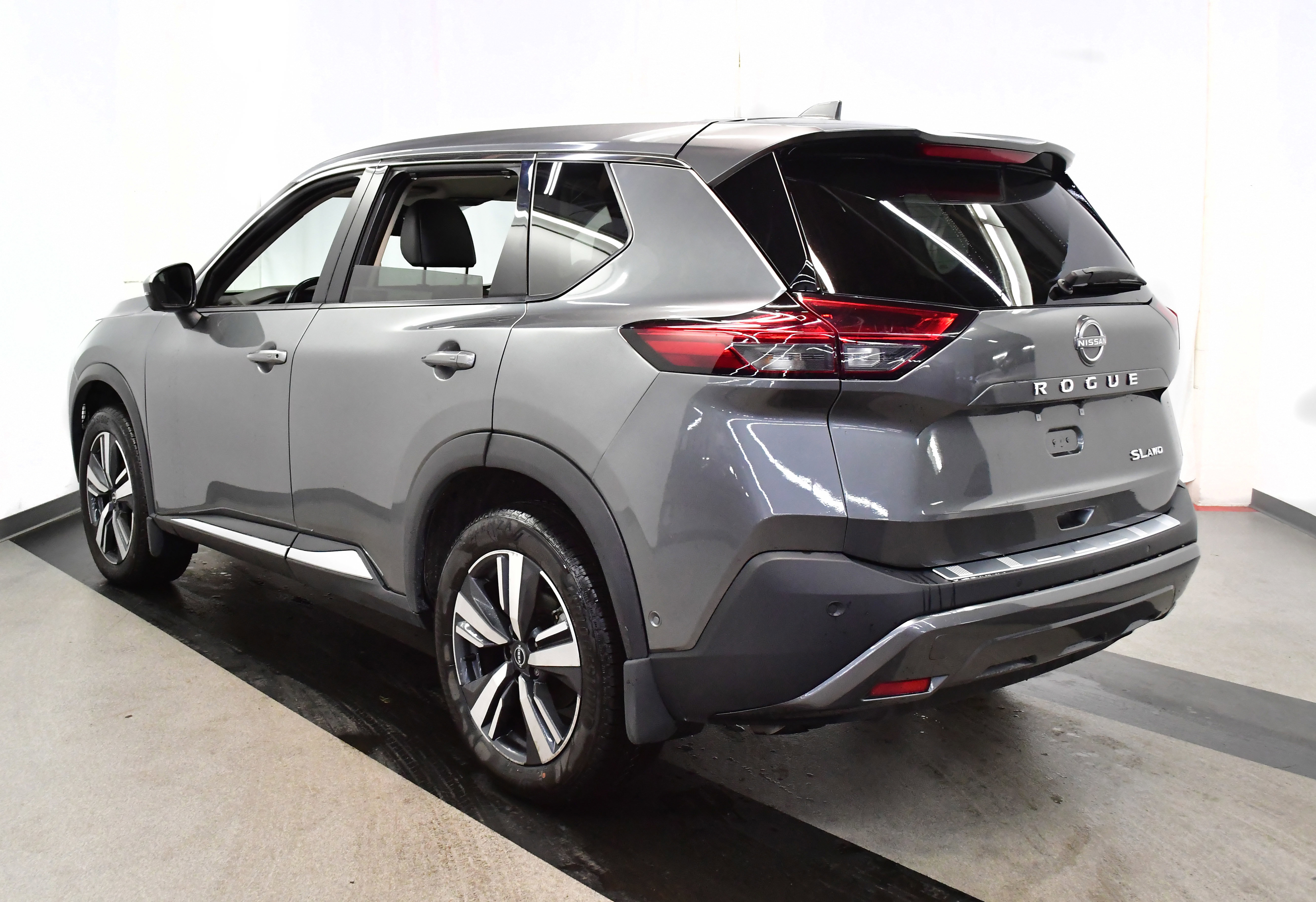 Used 2023 Nissan Rogue SL w/ SL Premium Package image 5