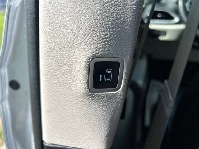 Used 2023 Chrysler Pacifica Touring-L FWD image 44
