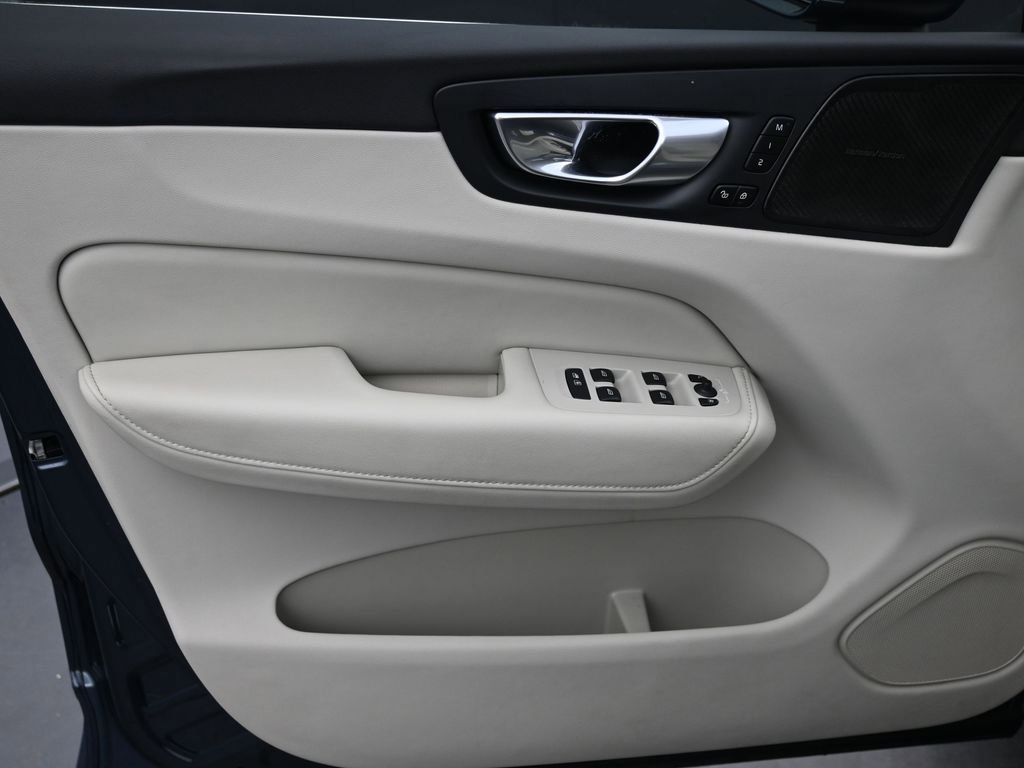 Certified 2023 Volvo XC60 B5 Ultimate w/ Protection Package Premier image 5