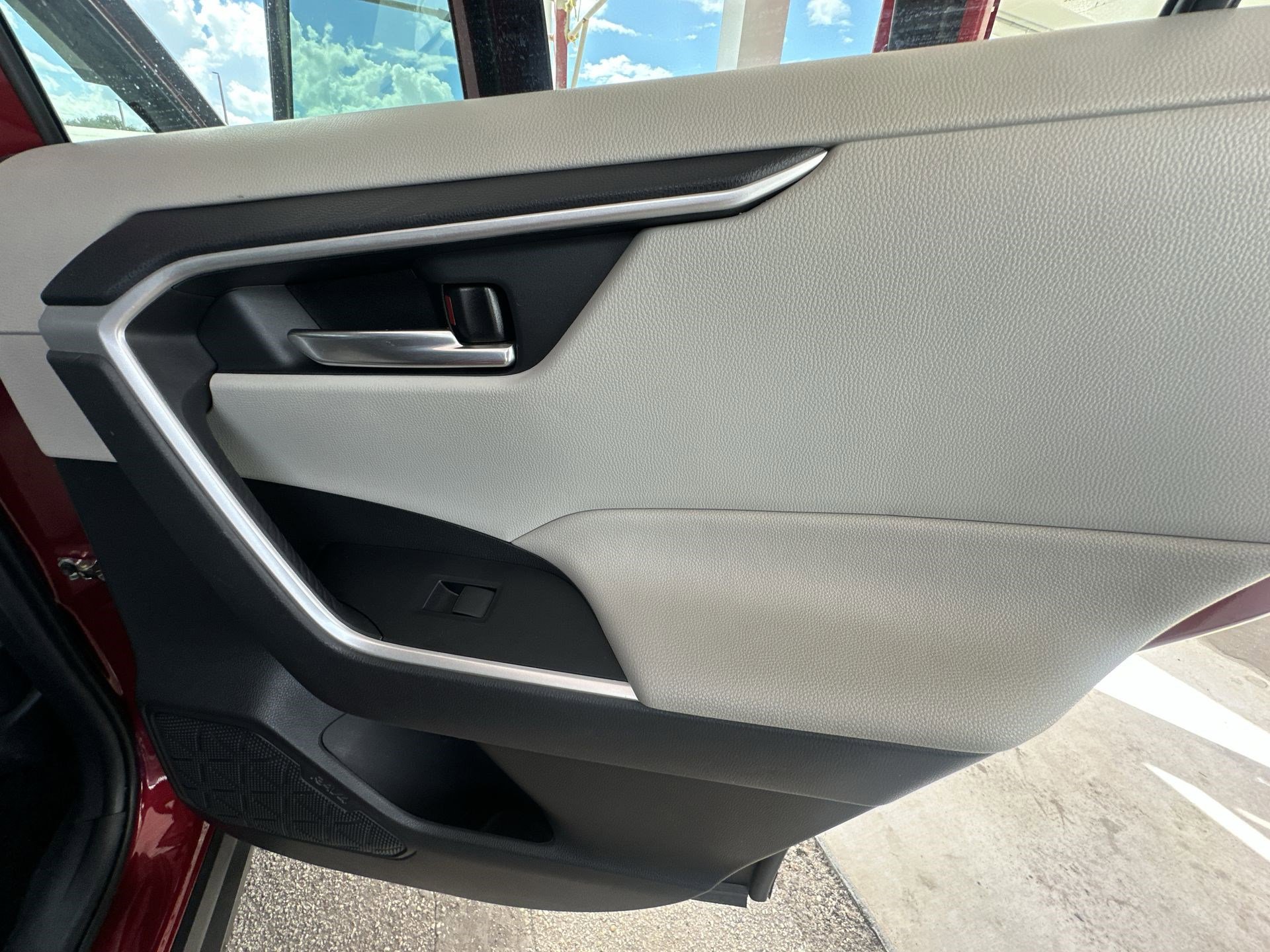 Used 2021 Toyota RAV4 XLE image 30