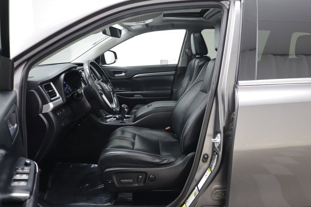 Used 2017 Toyota Highlander SE AWD/4WD image 5
