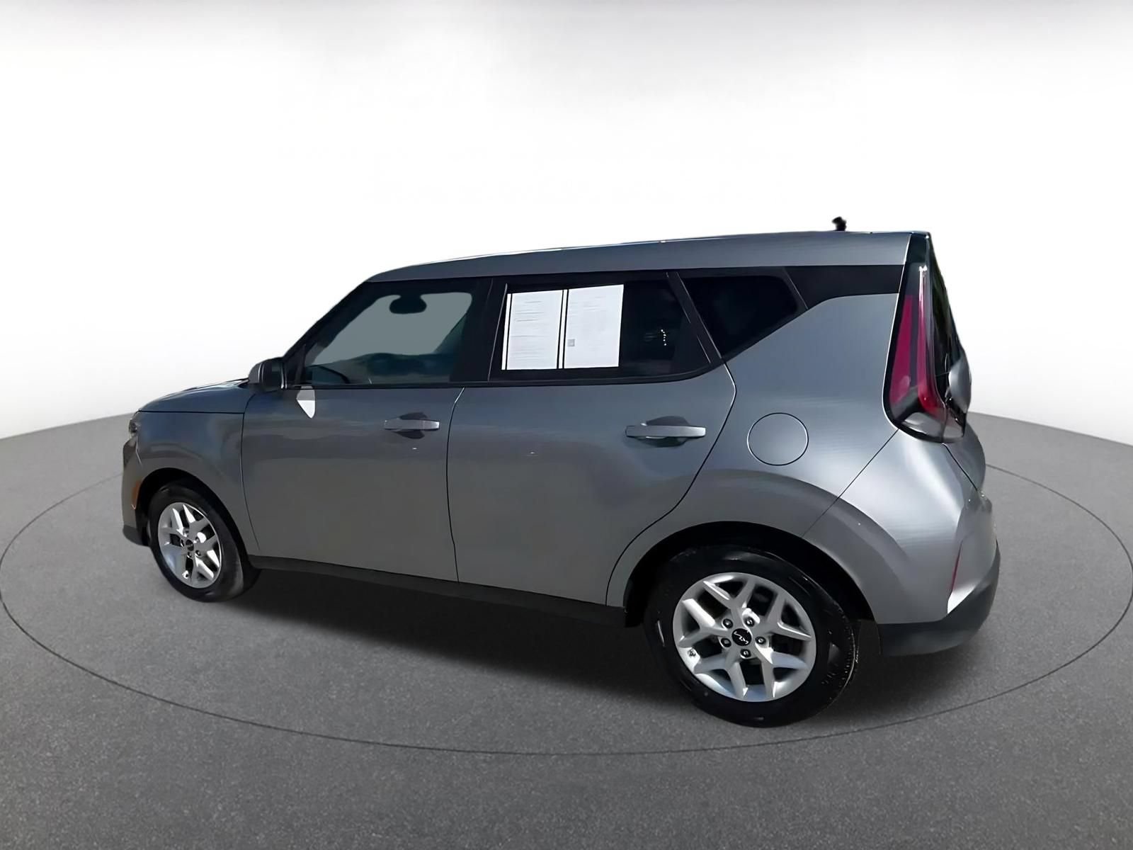 Used 2025 Kia Soul LX w/ LX Technology Package FWD image 9