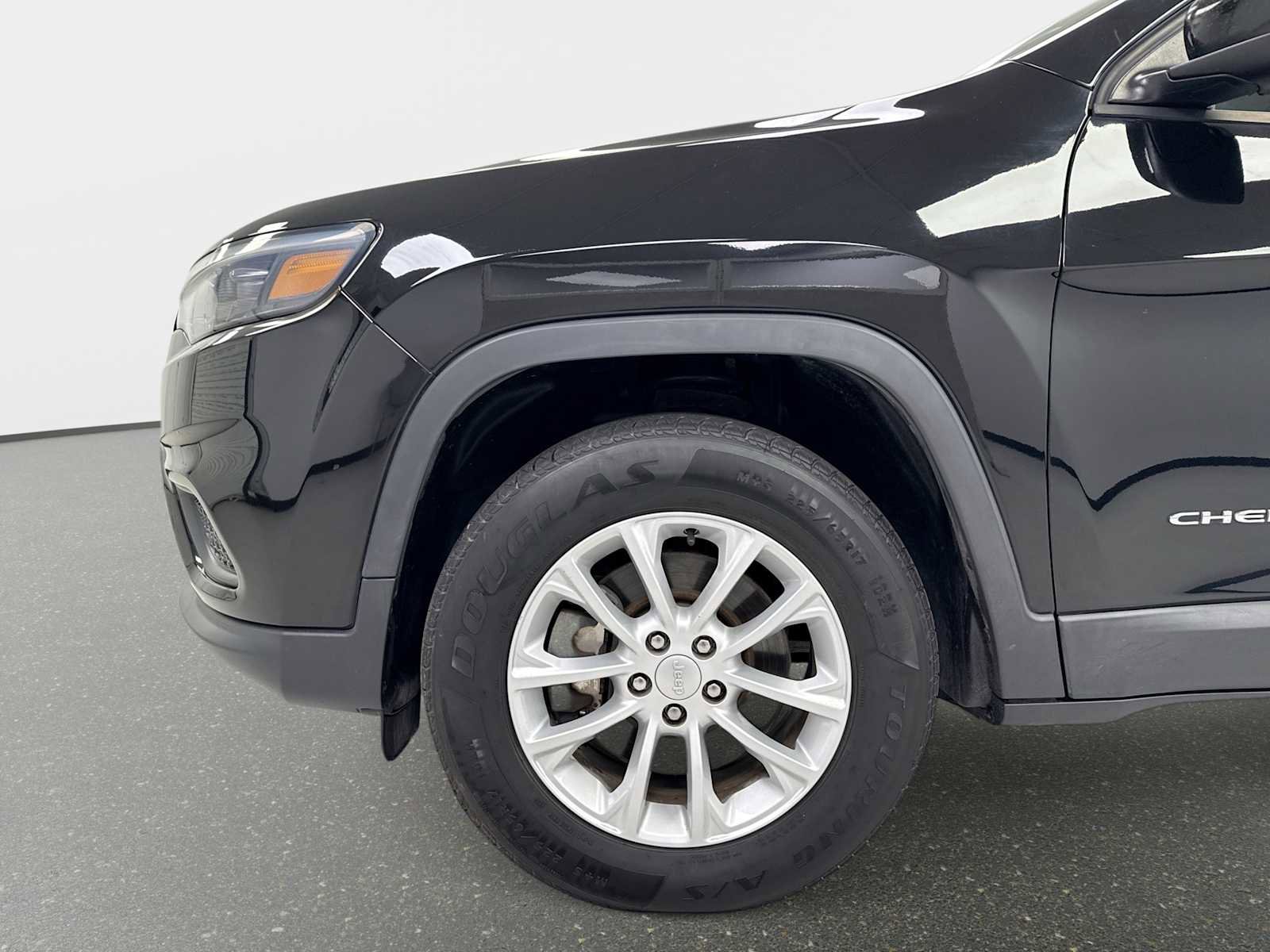 Used 2020 Jeep Cherokee Latitude w/ Cold Weather Group image 18