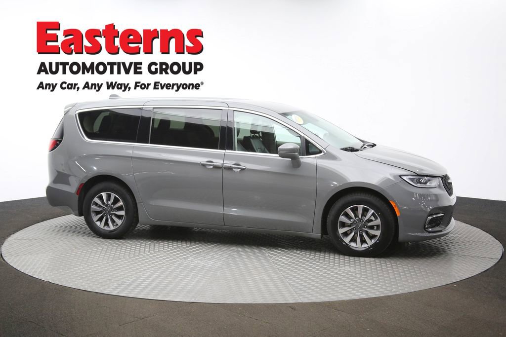 Used 2022 Chrysler Pacifica Touring-L image 47