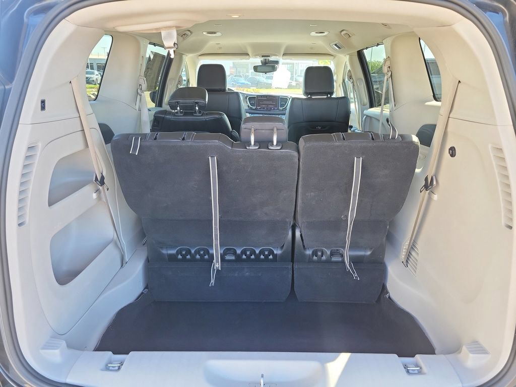Used 2023 Chrysler Pacifica Touring-L FWD image 12