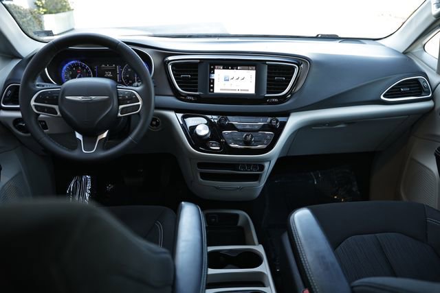 Used 2022 Chrysler Voyager LX image 26