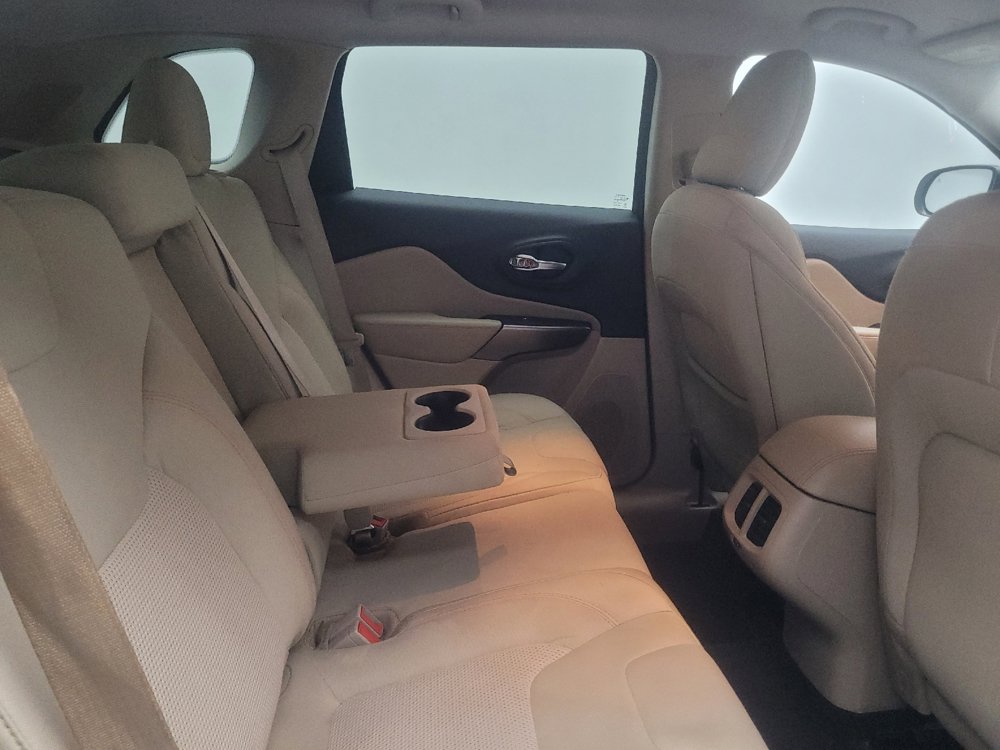 Used 2020 Jeep Cherokee Latitude FWD image 19