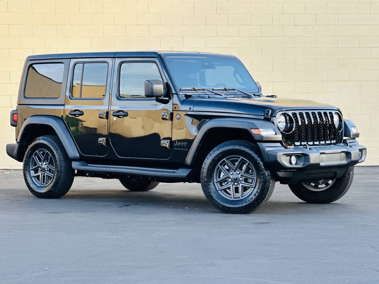 Used 2024 Jeep Wrangler Unlimited Sport AWD/4WD image 2