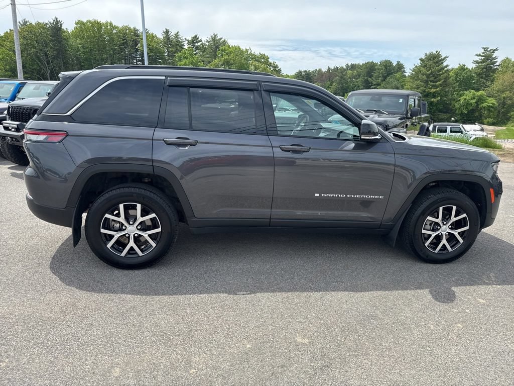 Used 2025 Jeep Grand Cherokee Limited w/ Trailer Tow Package AWD/4WD image 6