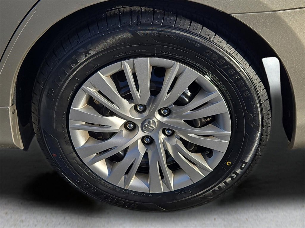 Used 2014 Toyota Camry LE image 9