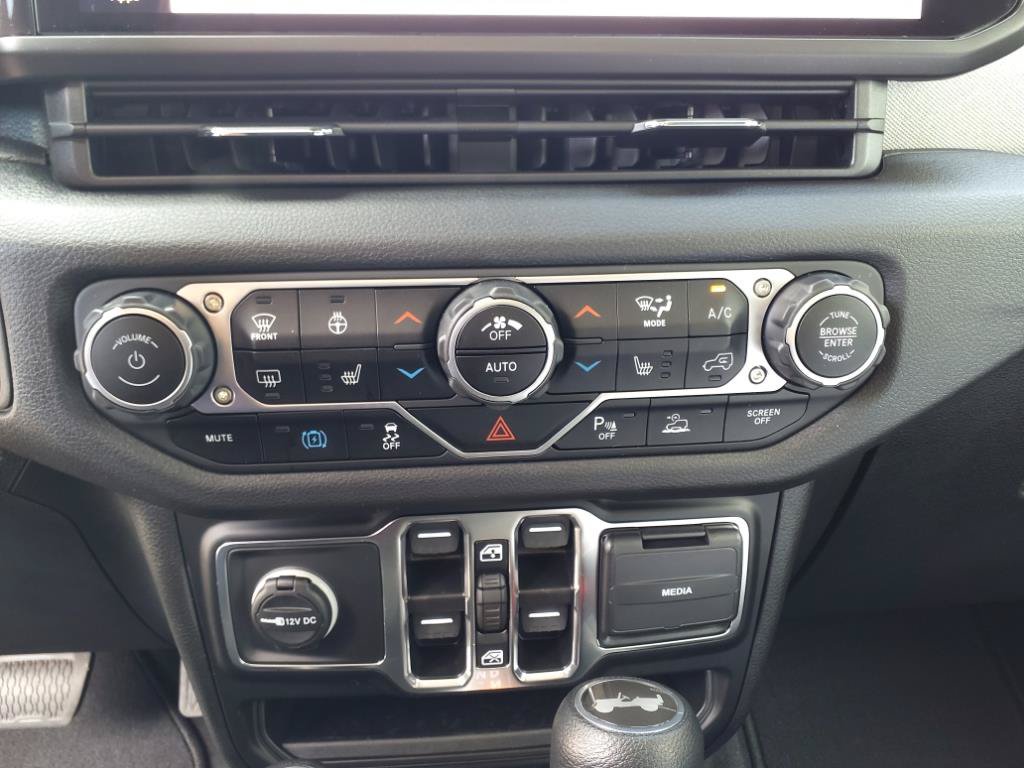 Used 2024 Jeep Wrangler Unlimited w/ Convenience Group AWD/4WD image 15