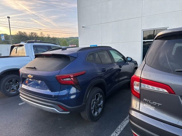 Used 2024 Chevrolet Trax LT w/ Sunroof Package FWD image 9