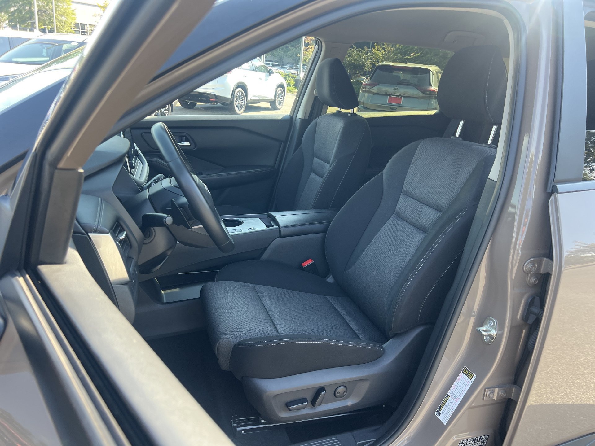 Certified 2025 Nissan Rogue SV FWD image 17