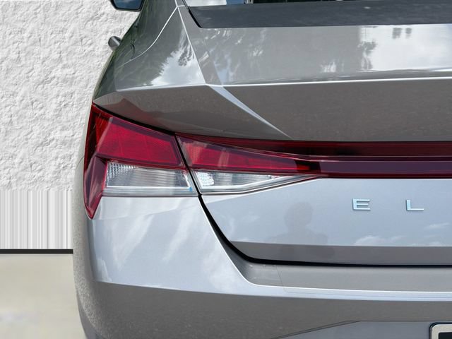 Used 2021 Hyundai Elantra SE FWD image 10